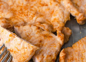 Perfectly baked pork chops: crispy outside, juicy inside!