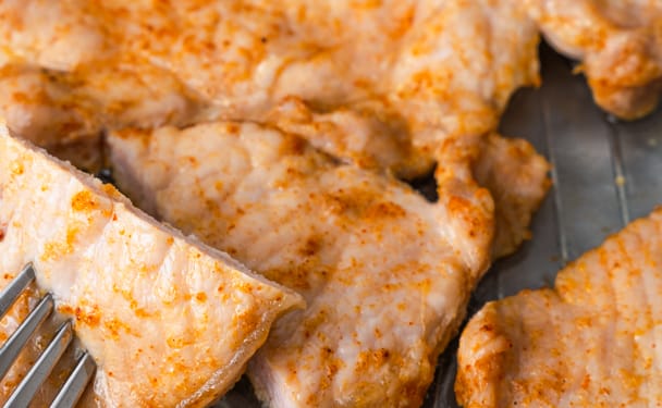 Perfectly baked pork chops: crispy outside, juicy inside!