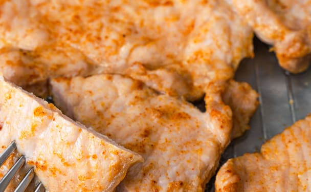 Perfectly baked pork chops: crispy outside, juicy inside!